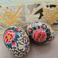 lyseroede-blomster-dekorerede-traeaeg-paeskeaeg-retro-paeskepynt